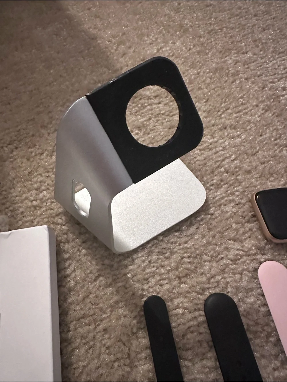 Apple Smartwatch 40 mm Series 4 Bundle with Charger, Stand and Assorted Bands